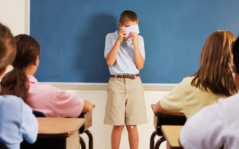 Ngap-ngung-gay-mat-tu-tin-khi-giao-tiep