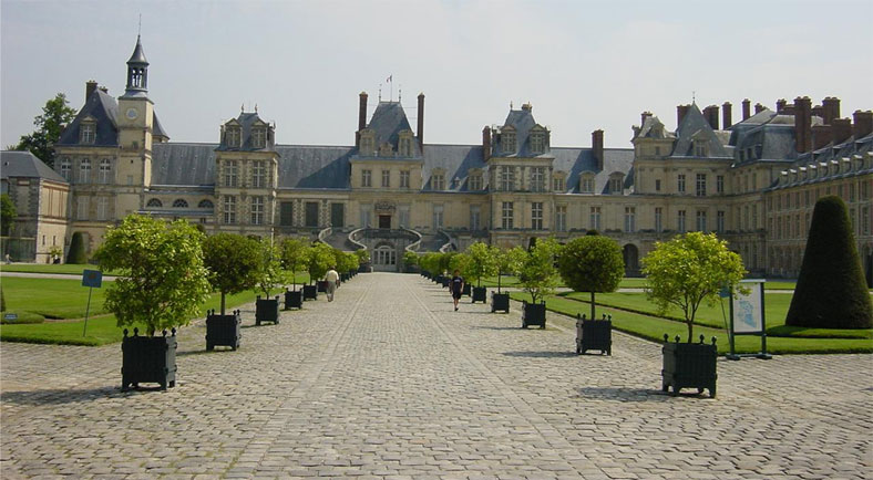Mặt chính của lâu đài Fontainebleau của Pháp